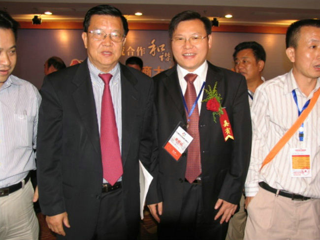 天欣科技董事長(cháng)王五星與入世談判專(zhuān)家、博鰲論壇秘書(shū)長(cháng)龍永圖合影